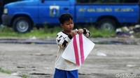 Mereka tetap asyik bermain layang-layang di sera permainan digital seperti sekarang ini.