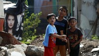 Permainan ini juga bertujuan agar anak-anak bisa bersosialisasi dengan sesama.