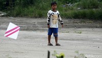 Saat ini, permainan tradisional seperti bermain layang-layang, mulai jarang dimainkan oleh anak-anak. Hal ini seiring dengan banyaknya gadget yang beredar di pasaran. 