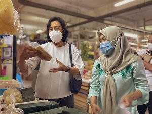 Sri Mulyani Belanja di Pasar Santa, Beli Sayuran hingga Kopi
