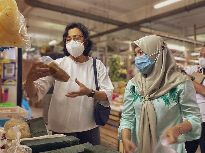 Sri Mulyani Belanja di Pasar Santa