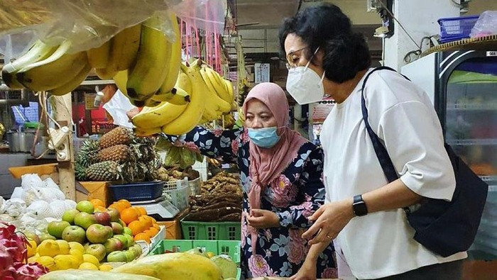 Di tengah memanasnya perhatian publik terkait rencana pengenaan pajak pertambahan nilai (PPN) terhadap barang kebutuhan pokok atau sembako, Menteri Keuangan Sri Mulyani Indrawati langsung terjun ke pasar untuk menemui pedagang. Pasar Santa di Kebayoran Baru, Jakarta Selatan dipilih jadi tujuannya kali ini.