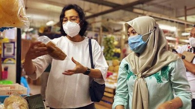 Sri Mulyani Blusukan Jelaskan Sembako di Pasar Tak Kena PPN