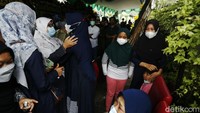 Keluarga dan kerabat berpelukan untuk saling menguatkan.