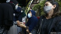 Para pelayat terus berdatangan ke rumah duka di Jalan Gemak B149, Jaka Setia, Bekasi Selatan, Kota Bekasi, Jawa Barat.