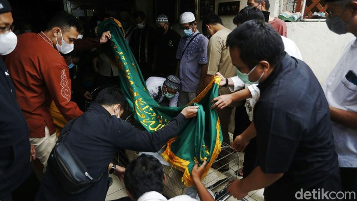 Suasana Haru Selimuti Rumah Duka Markis Kido Jenazah Markis Kido disemayamkan di rumah duka di Jaka Setia, Kota Bekasi, Jawa Barat. Suasana haru pun menyelimuti rumah duka.
