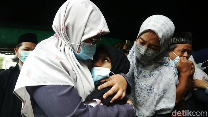Suasana Haru Selimuti Rumah Duka Markis Kido Jenazah Markis Kido disemayamkan di rumah duka di Jaka Setia, Kota Bekasi, Jawa Barat. Suasana haru pun menyelimuti rumah duka.
