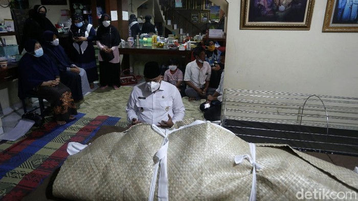 Suasana Rumah Duka Legenda Bulutangkis Markis Kido Mantan Pemain Bulutangkis Nasional Markis Kido meninggal dunia ketika bermain bulutangkis di GOR Petrolin, Tangerang, Senin (14/06). Jenazah disemayamkan di rumah duka di Jalan Gemak B149, RT.003/RW.009, Kelurahan Jaka Setia, Kecamatan Bekasi Selatan Kota Bekasi.