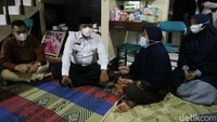 Para pelayat terus berdatangan ke rumah duka.