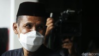 Suasana di kediaman almarhum tampak banyak tetangga sekitar dan kerabat dekat yang datang untuk berbelasungkawa.