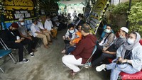 Beberapa karangan bunga ucapan belangsukawa berjejer rumah duka.