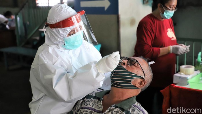 Swab PCR Massal di Pusat Grosir Surabaya (PGS) Pemkot Surabaya terus menggelar swab PCR dadakan ke pusat perbelanjaan. Hari ini, Satgas COVID-19 Surabaya menggelar swab PCR massal di Pusat Grosir Surabaya (PGS).