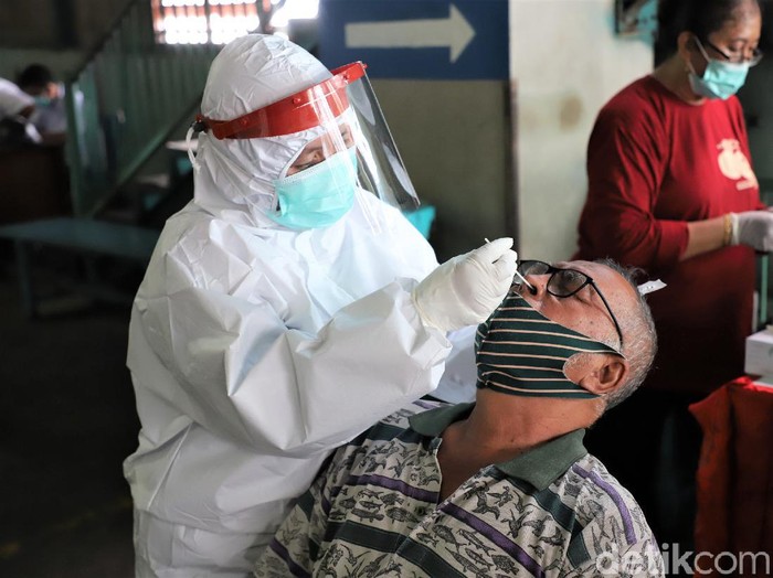 Pemkot Surabaya terus menggelar swab PCR dadakan ke pusat perbelanjaan. Hari ini, Satgas COVID-19 Surabaya menggelar swab PCR massal di Pusat Grosir Surabaya (PGS).