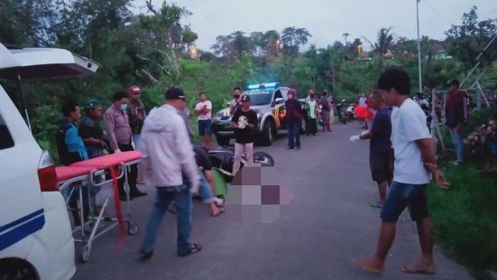 Seorang pak ogah tewas setelah menjadi korban tabrak lari di Jalan Raya Desa Cepokolimo, Pacet, Mojokerto. Korban tertabrak truk tangki yang sengaja dia kejar gara-gara hampir menyenggol dirinya saat mengatur lalu lintas.
