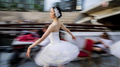 Tarian Balet Swan Lake Untuk Hibur Turis di Berlin