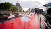 Swan Lake dengan iringan lagu klasik merupakan karya Tchaikovsky asal Rusia.   