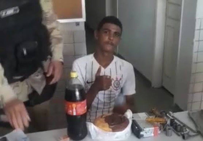 Tertangkap di Hari Ultah, Polisi Beri Kue hingga Cola untuk Pencuri Ini