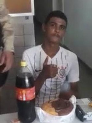 Tertangkap di Hari Ultah, Polisi Beri Kue hingga Cola untuk Pencuri Ini