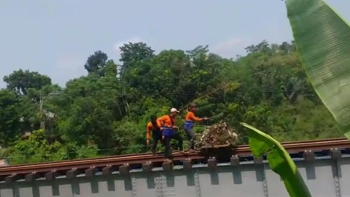 Tiga petugas kebersihan PT KAI buang sampah ke sungai Cianjur