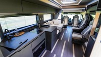 Tentunya ubahan yang dilakukan STX Motorhomes di truk tronton ini cukup banyak. Yang paling kelihatan adalah penambahan bodi belakang untuk kabin penumpang. Fasilitas yang dibangun cukup lengkap, mulai dari empat tempat tidur, kamar mandi, dapur, ruang tamu dengan meja besar, lemari, dan fasilitas lainnya seperti wastafel. Foto: Dok. Scania