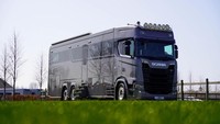 Biasanya STX Motorhomes membangun rumah di atas sasis truk Actros. Namun baru-baru ini mereka memilih membangun rumah berjalan di atas sasis Scania 580 S V8. Dan ini menjadi produk motorhome STX pertama yang dibangun di atas sasis Scania. Secara spesifikasi, Scania 580 S mengusung mesin V8 yang bisa menghasilkan tenaga maksimum 580 dk. Truk ini memiliki tiga gandar atau tiga poros roda dengan konfigurasi 6x2. Foto: Dok. Scania