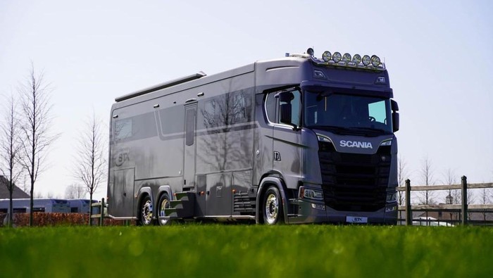 Truk tronton Scania dimodifikasi jadi motorhome alias rumah berjalan