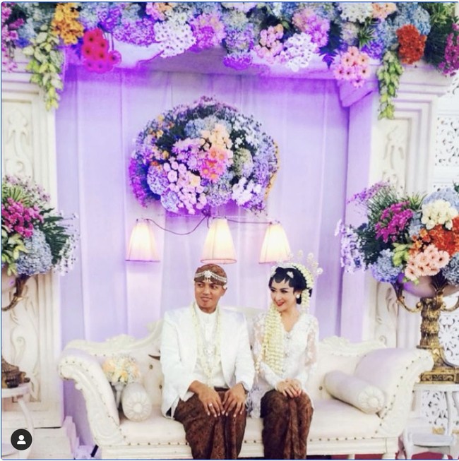 Uut Permatasari kerap tampil sederhana dalam kesehariannya sebagai istri seorang polisi. Saat menikah pun kata Uut dalam salah satu unggahannya di Instagram, acaranya digelar sederhana. “Flash Back : Ini adalah foto tanggal 29 januari 2015 saat kami melaksanakan sidang nikah kantor di Polda Banten.Saya tidak makeup,saya berpakaian biasa saja dan saya memposisikan diri bukanlah seorang public figure melainkan saya hanya wanita biasa yang akan dinikahi oleh seorang abdi negara.Alhamdulillah Wasyukurillah dengan penuh kesederhanaan semua berjalan lancar,” tulisnya. Foto: Dok. Instagram @uutpermatasari