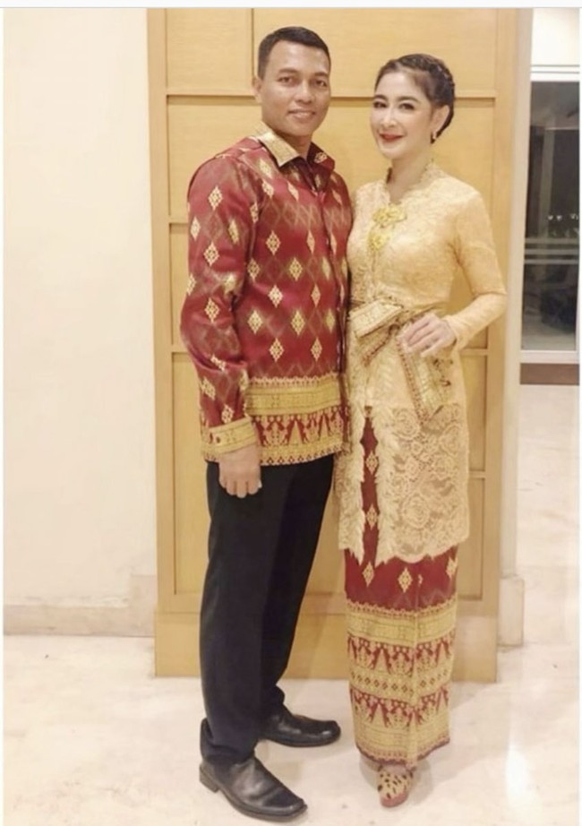 Uut Permatasari sempat vakum dari dunia keartisan setelah menikah dengan AKBP Tri Gofarudin Pulungan pada 16 Februari 2015 di Masjid Agung Al Akbar, Surabaya, Jawa Timur. Foto: Dok. Instagram @uutpermatasari