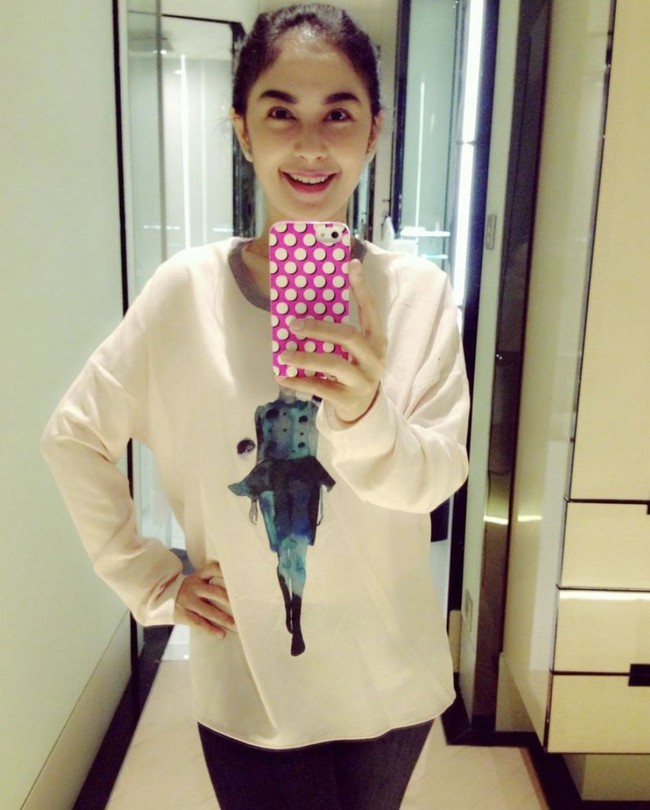 Netizen terkagum-kagum saat mengetahui Uut Permatasari tinggal di rumah dinas yang sederhana. “Hebatnya mbak uut artis tapi mau mendampingi abdi negara dlm kesederhanaan…..,” tulis netizen. “Kesetiaan dan kesederhanaan, mendampingi , dalam tugas suwami, dengan keiklasan, ciri istri yg solehah,” tulis netizen lainnya. Foto: Dok. Instagram @uutpermatasari