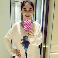 Netizen terkagum-kagum saat mengetahui Uut Permatasari tinggal di rumah dinas yang sederhana. “Hebatnya mbak uut artis tapi mau mendampingi abdi negara dlm kesederhanaan…..,” tulis netizen. “Kesetiaan dan kesederhanaan, mendampingi , dalam tugas suwami, dengan keiklasan, ciri istri yg solehah,” tulis netizen lainnya. Foto: Dok. Instagram @uutpermatasari