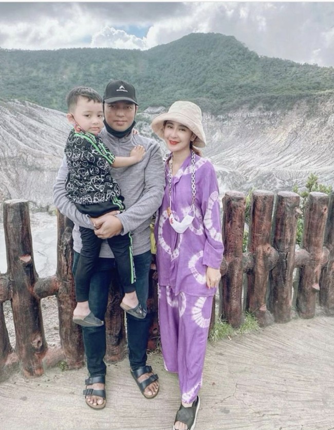 Dari pernikahan dengan AKBP Tri Gofarudin Pulungan, Uut Permatasari dikaruniai seorang putra bernama bernama Rafif Athallah Pulungan. Sang anak lahir pada 2016. Foto: Dok. Instagram @uutpermatasari