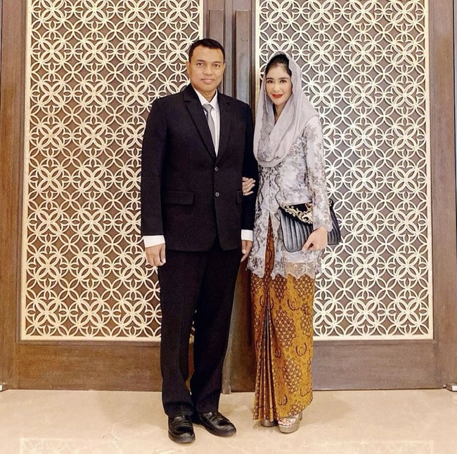 Setelah dinikahi AKB Tri Gofarudin Pulungan, Uut Permatasari memang memilih mengurangi aktivitasnya di layar kaca. Dia kini lebih sering mendampingi sang suami menjalankan tugas atau menghadiri pesta pernikahan. Seperti di foto ini, Uut dan sang suami kondangan ke pernikahan kolega mereka di Jakarta. Foto: Dok. Instagram @uutpermatasari