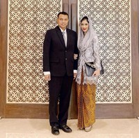 Setelah dinikahi AKB Tri Gofarudin Pulungan, Uut Permatasari memang memilih mengurangi aktivitasnya di layar kaca. Dia kini lebih sering mendampingi sang suami menjalankan tugas atau menghadiri pesta pernikahan. Seperti di foto ini, Uut dan sang suami kondangan ke pernikahan kolega mereka di Jakarta. Foto: Dok. Instagram @uutpermatasari