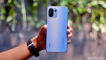 Ini Mi 11 Lite Bubblegum Blue. Foto: Adi Fida Rahman/detikINET