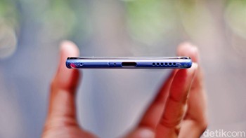 Karena ketipisan itu membuat Xiaomi menanggalkan jack audio 3,5 mm. Foto: Adi Fida Rahman/detikINET