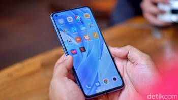 Mengusung layar layar 6.5 inch Flat AMOLED DotDisplay. Foto: Adi Fida Rahman/detikINET
