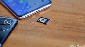 Mi 11 Lite mendukung dual SIM Card hybrid.Foto: Adi Fida Rahman/detikINET