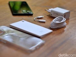 Unboxing Mi 11 Lite, HP Tipis Harga Rp 3 Jutaan