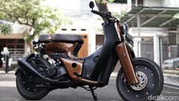 Untuk membangun motor ini, Rainbow Moto Builder membuat paket beserta motor dengan banderol Rp 25-30 Jutaan. Kalau motor dari customer, paketnya mulai dari Rp 20 Juta, tergantung part apa yang mau dipasang, ujar Dega, pemilik Rainbow Moto Builder rumah modifikasi yang punya workshop di Kota Sukabumi, Jawa Barat ini. Foto: Muhammad Hafizh Gemilang