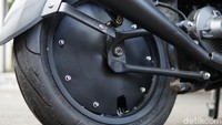 Pelek yang dipasangkan Rainbow Moto Builder ke motor ini adalah pelek jari-jari dari V-Rossi yang punya ukuran ring 14 inci. dan ditutup dengan rapi menggunakan dop berwarna hitam. Foto: Muhammad Hafizh Gemilang