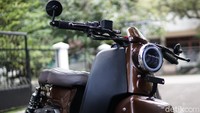 Dega, pemilik dari Rainbow Motor Builder mengklaim bahwa motor custom-nya ini siap dipakai harian dan Rainbow Moto Builder melengkapi seluruh kelengkapan berkendaranya. Lampu depan pakai LED Daymaker, lampu sein lengkap LED juga, spion pakai model bar end, klakson ada, tatakan plat depan belakang pun ada, papar Dega dengan yakin. Foto: Muhammad Hafizh Gemilang