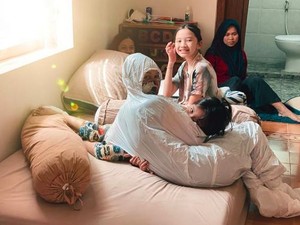 2 Anak Positif COVID-19, Zaskia Adya Mecca Nangis Diam-diam