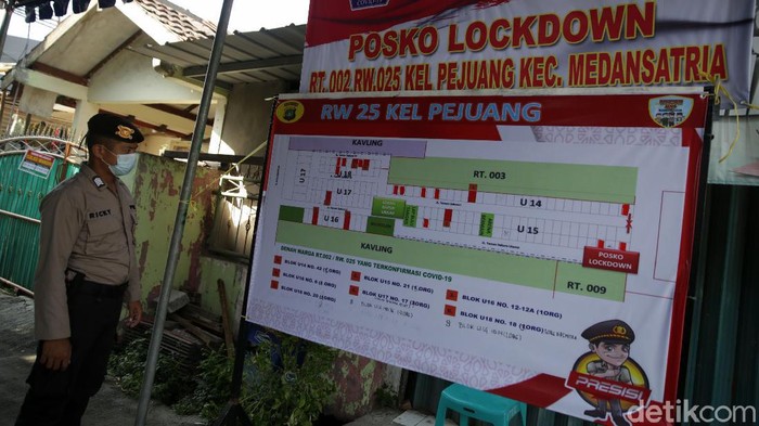 47 Warga Positif COVID-19, 1 RT di Bekasi Dilockdown Lockdown lokal diberlakukan di RT 02, RW 025, Kelurahan Pejuang, Medansatria, Kota Bekasi. Lockdown dilakukan karena terdapat 47 warga di RT tersebut positif COVID-19.
