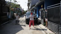 Warga yang keluar rumah diharuskan menerapkan protokol kesehatan.