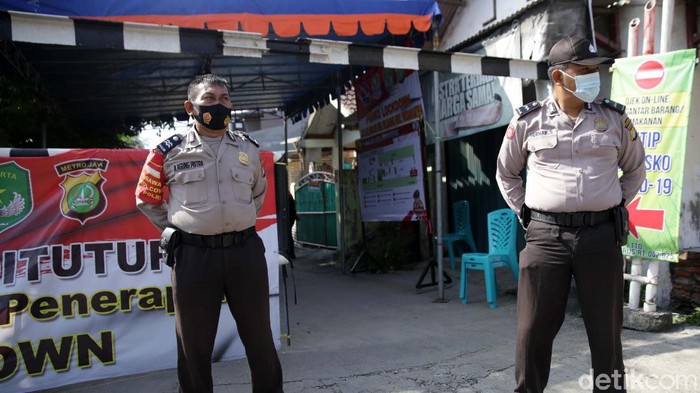 Lockdown lokal diberlakukan di RT 02, RW 025, Kelurahan Pejuang, Medansatria, Kota Bekasi. Lockdown dilakukan karena terdapat 47 warga di RT tersebut positif COVID-19.