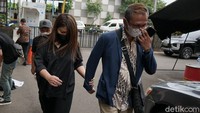 Wina Natalia juga memilih untuk menunduk saat ditanya media. Foto: Palevi/detikhot