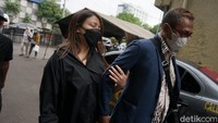 Wina Natalia tak mengatakan sepatah kata pun kepada media. Foto: Palevi/detikhot