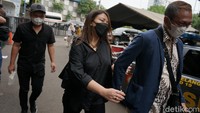 Wina Natalia tampil dengan busana serba hitam saat mendatangi Polres Jakarta Barat. Foto: Palevi/detikhot
