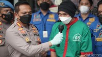 Anji meminta maaf usai ditangkap kasus narkoba. Foto: Palevi/detikhot