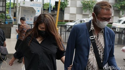 Wina Natalia Tampil Serba Hitam saat Jenguk Anji